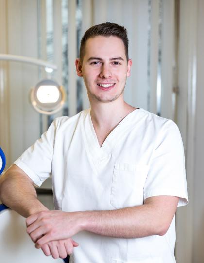 Dr. Tapasztó Bálint - Fogorvos, Master of Implantology and Dental Surgery
