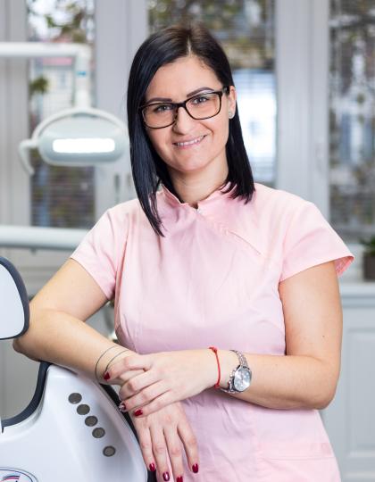 Balla Edina - Vezető Fogászati asszisztens, dentalhigiénikus Balla Edina - Vezető Fogászati asszisztens, dentalhigiénikus