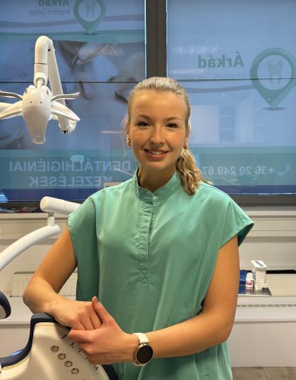 Dr. Jáni Fanni - Dentoalveoláris szájsebész szakorvos Dr. Jáni Fanni - Dentoalveoláris szájsebész szakorvos