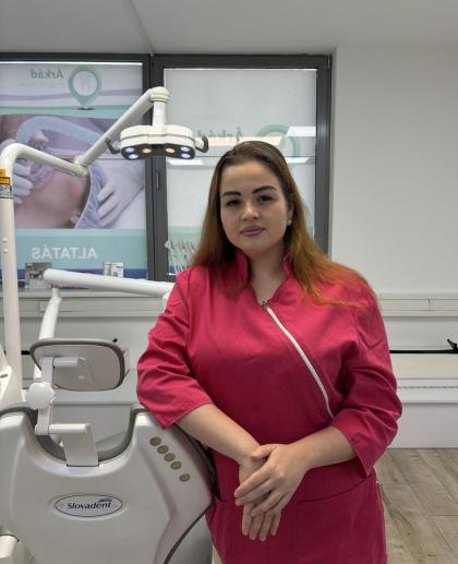 Huborka Evelin - Fogászati asszisztens és fogtechnikus