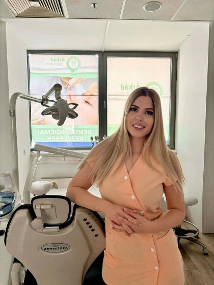 Hegedűs Dóra - Fogászati asszisztens és Dentálhigiénikus